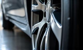 Fælgrens og dækglans på alufælge