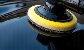 Detail af lakpolering på bil